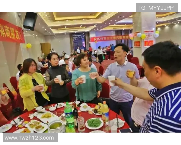 足球明星与小丑欢聚一堂共同庆祝足球盛事的欢乐瞬间 足球明星与小丑欢聚一堂共同庆祝足球盛事的欢乐瞬间