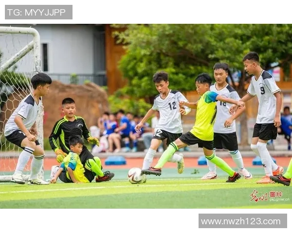 足球明星的可爱孩子们在绿茵场上展现天赋与魅力的精彩瞬间 足球明星的可爱孩子们在绿茵场上展现天赋与魅力的精彩瞬间