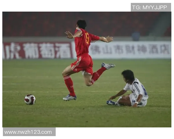 足球明星李伟峰的传奇人生与职业生涯回顾及对中国足球的影响分析 足球明星李伟峰的传奇人生与职业生涯回顾及对中国足球的影响分析